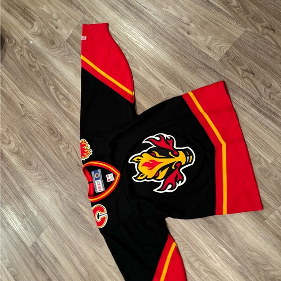 Calgary Flames Black Basty Horse NHL CCM Hockey Jersey Adult small VINTAGE - Picture 3 of 6